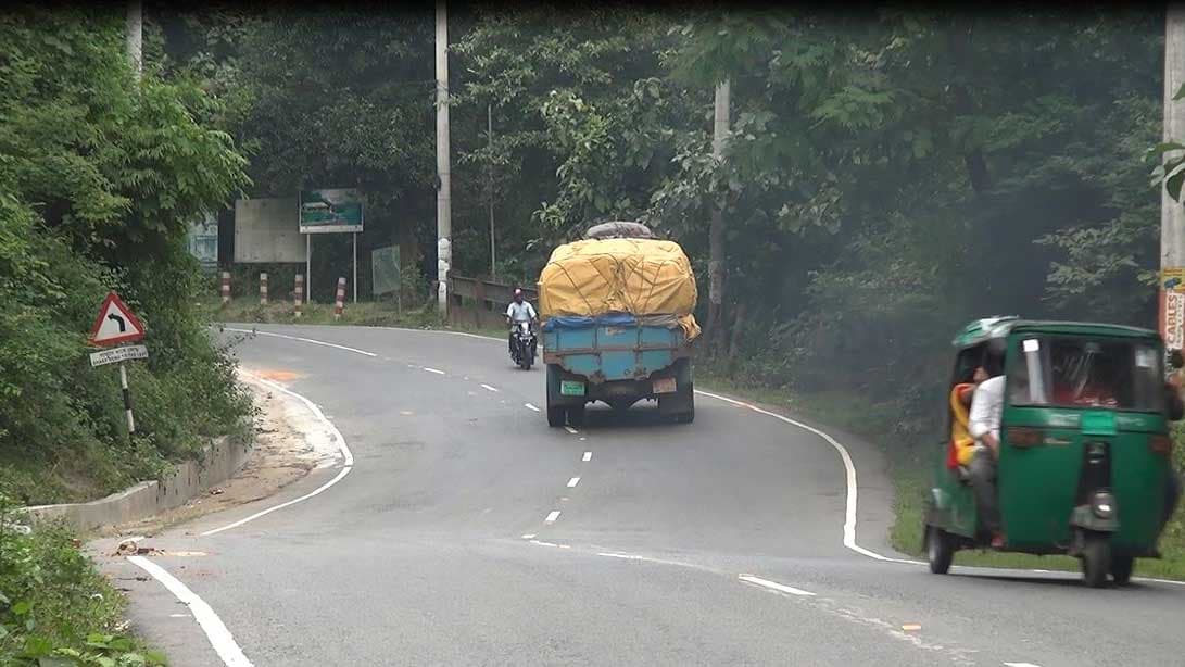 শহরে ঢুকতেই উঁচু সড়ক