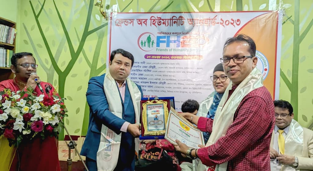 ‘ফ্রেন্ডস অব হিউম্যানিটি অ্যাওয়ার্ড’ পেলেন নাট্যনির্দেশক শামীম আহমেদ