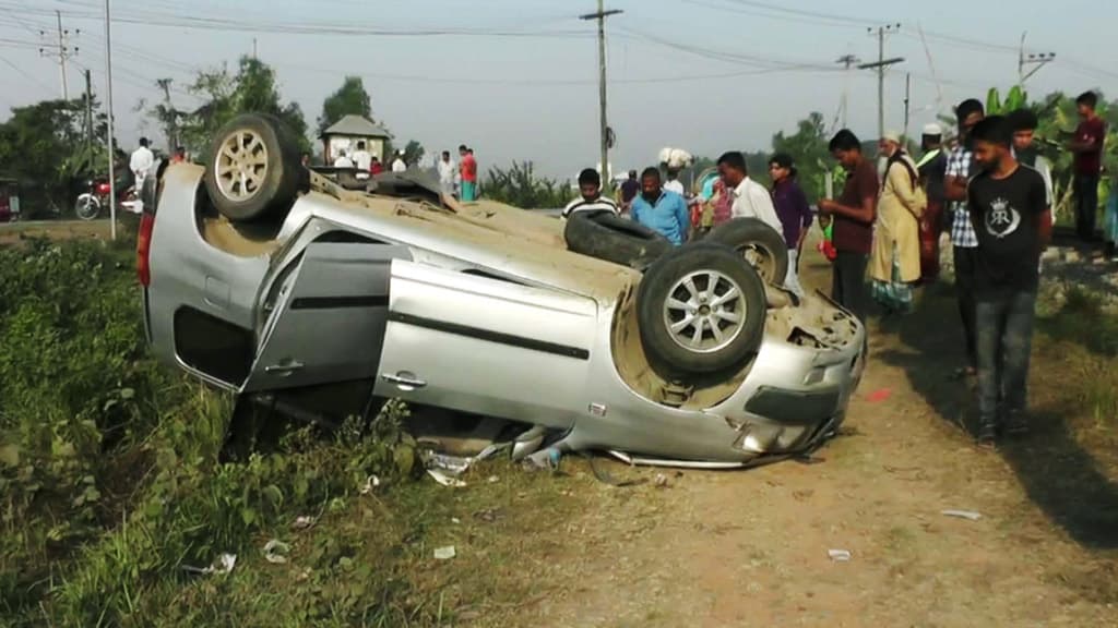 পলাশে ট্রেন-প্রাইভেট কারের সংঘর্ষে একজন নিহত, আহত ৫