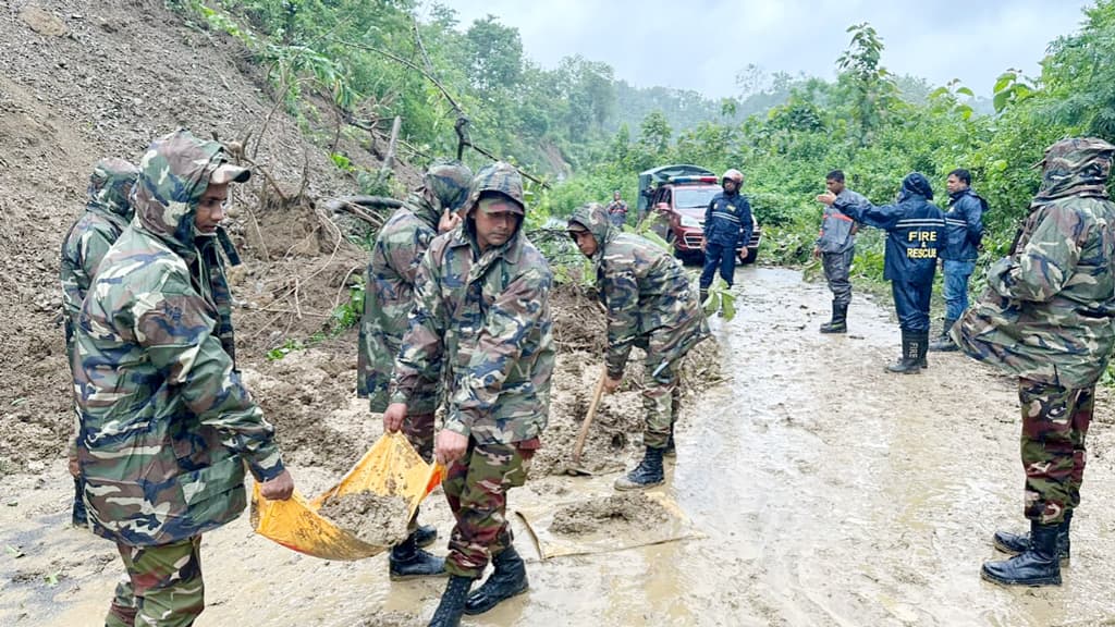 পার্বত্য চট্টগ্রামে বন্যায় ক্ষতিগ্রস্তদের পাশে সেনাবাহিনী