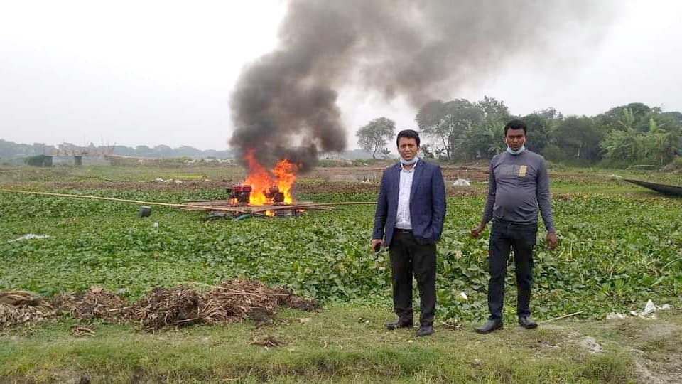 ড্রেজার পুড়িয়ে ধ্বংস ব্যবসায়ীকে জরিমানা