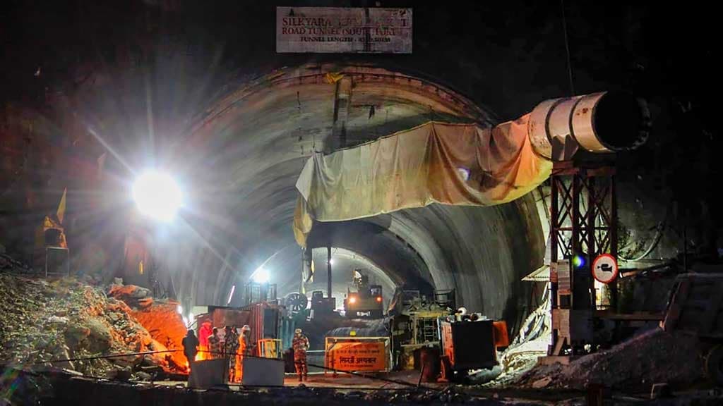 ভারতে টানেলে আটকা ৪১ শ্রমিককে স্ট্রেচার দিয়ে উদ্ধার করা হবে