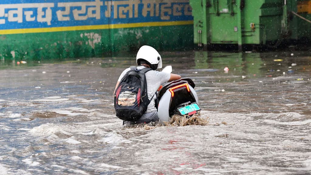 উত্তর ভারতে টানা দুই দিনের বৃষ্টিতে অন্তত ১২ জনের মৃত্যু