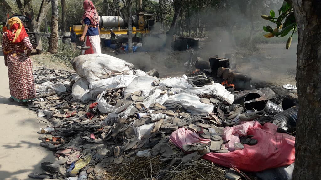 পাথর-বিটুমিন মিশ্রণযন্ত্রের ধোঁয়ায় নষ্ট কৃষকের ফসল