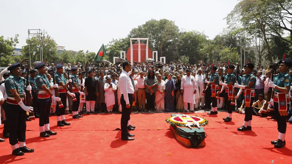 শহীদ মিনারে ডা. জাফরুল্লাহকে গার্ড অব অনার প্রদান 