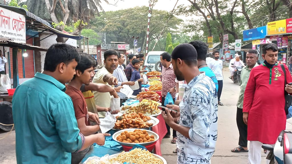 ভাসমান ইফতারিতে স্বাস্থ্যঝুঁকি