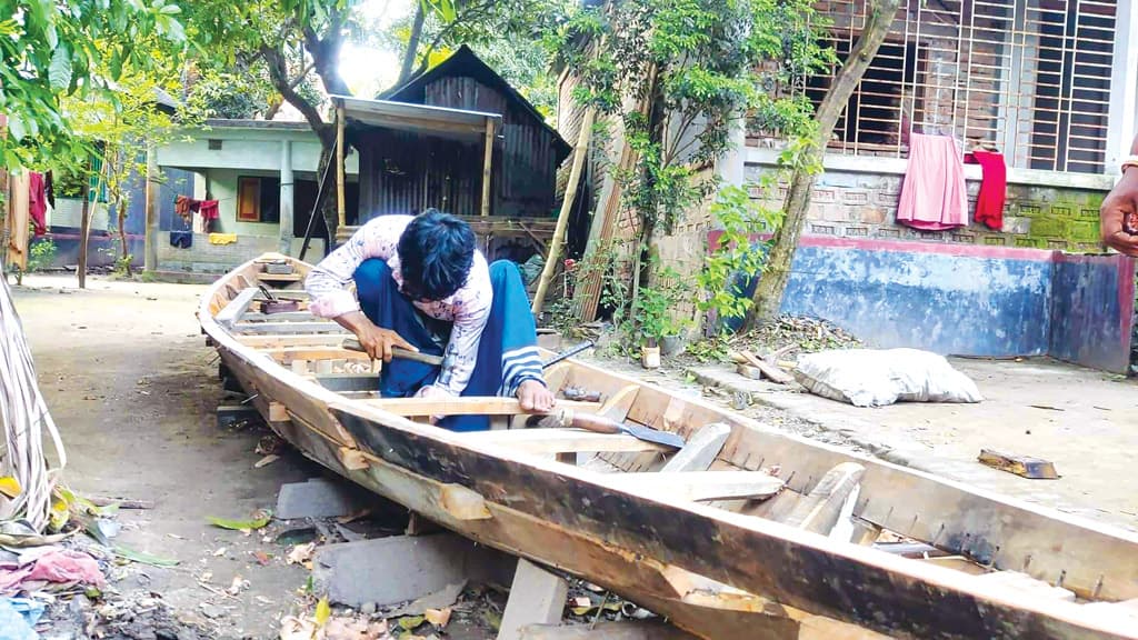 বর্ষায় বেড়েছে নৌকার চাহিদা কারিগরদের  ব্যস্ততা দিনরাত