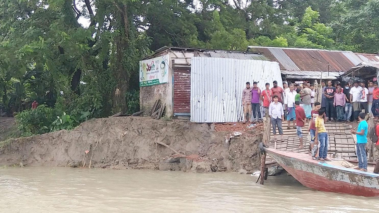 উজিরপুরে সন্ধ্যার ভাঙনের কবলে ছয়টি গ্রাম