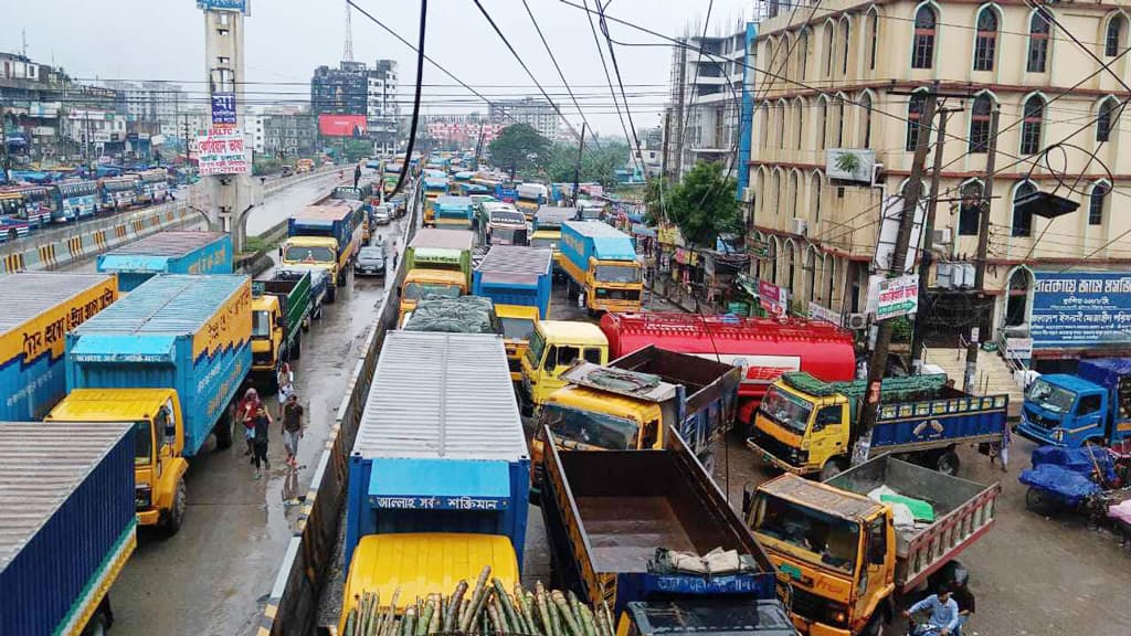 কাভার্ড ভ্যান উল্টে মহাসড়কে তীব্র যানজট