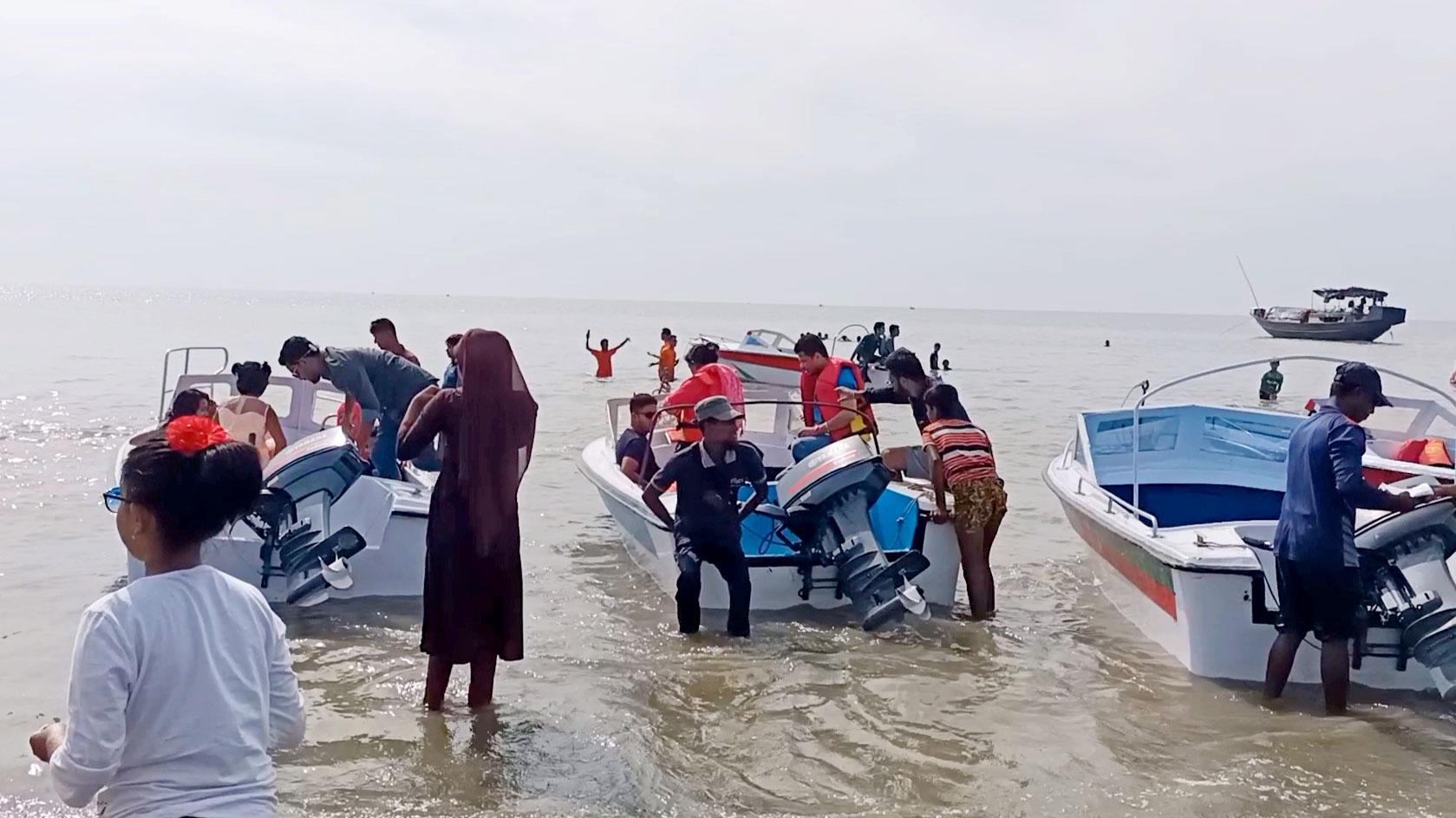 বাড়তি বিনোদনের জন্য কুয়াকাটা সৈকতে স্পিডবোট 