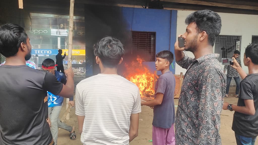 শ্রীপুরে ঢাকা-ময়মনসিংহ মহাসড়কে বিক্ষোভ, পুলিশ বক্সে আগুন