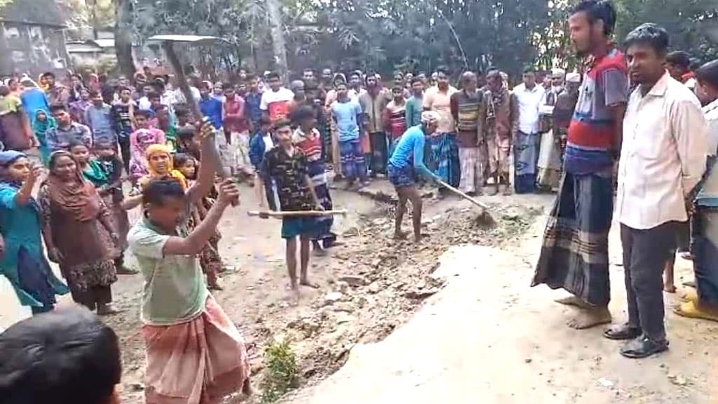 শাহজাদপুরে মসজিদের রাস্তা কেটে নেওয়াকে কেন্দ্র করে উত্তেজনা