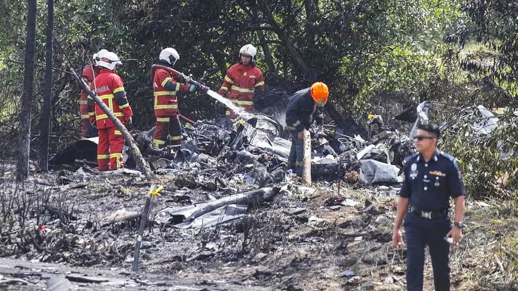 মালয়েশিয়ায় রাস্তায় যানবাহনের ওপর আছড়ে পড়ল বিমান, নিহত ১০