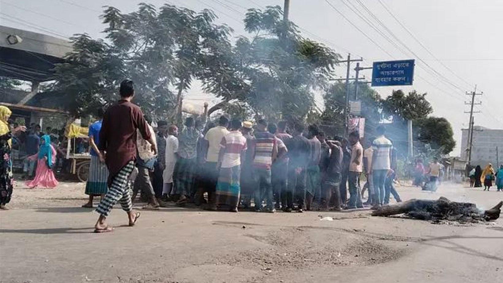 গাজীপুরে বেতনের দাবিতে তৃতীয় দিনের মতো বেক্সিমকো শ্রমিকদের সড়ক অবরোধ