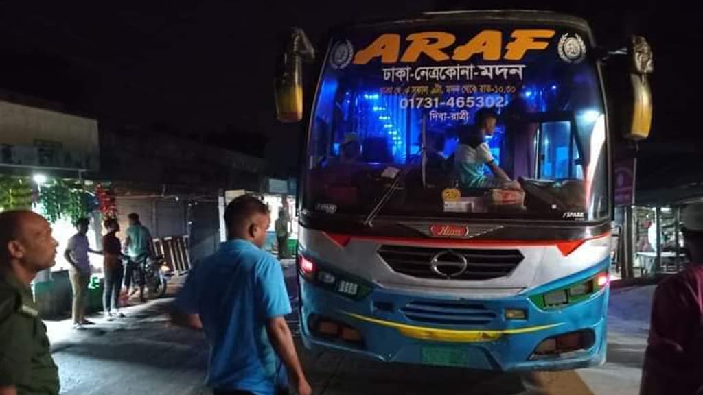 আটপাড়ায় বাসে অতিরিক্ত ভাড়া আদায়ের দায়ে সুপারভাইজারকে জরিমানা