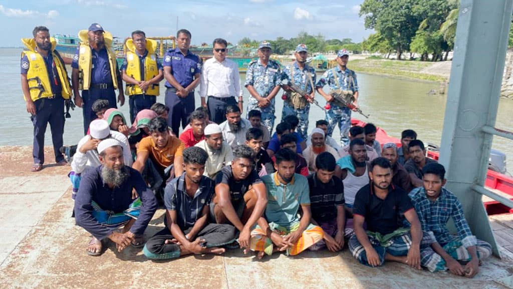 মেঘনায় অবৈধভাবে বালু তোলার সময় বাল্কহেড-ড্রেজার জব্দ, আটক ২৮