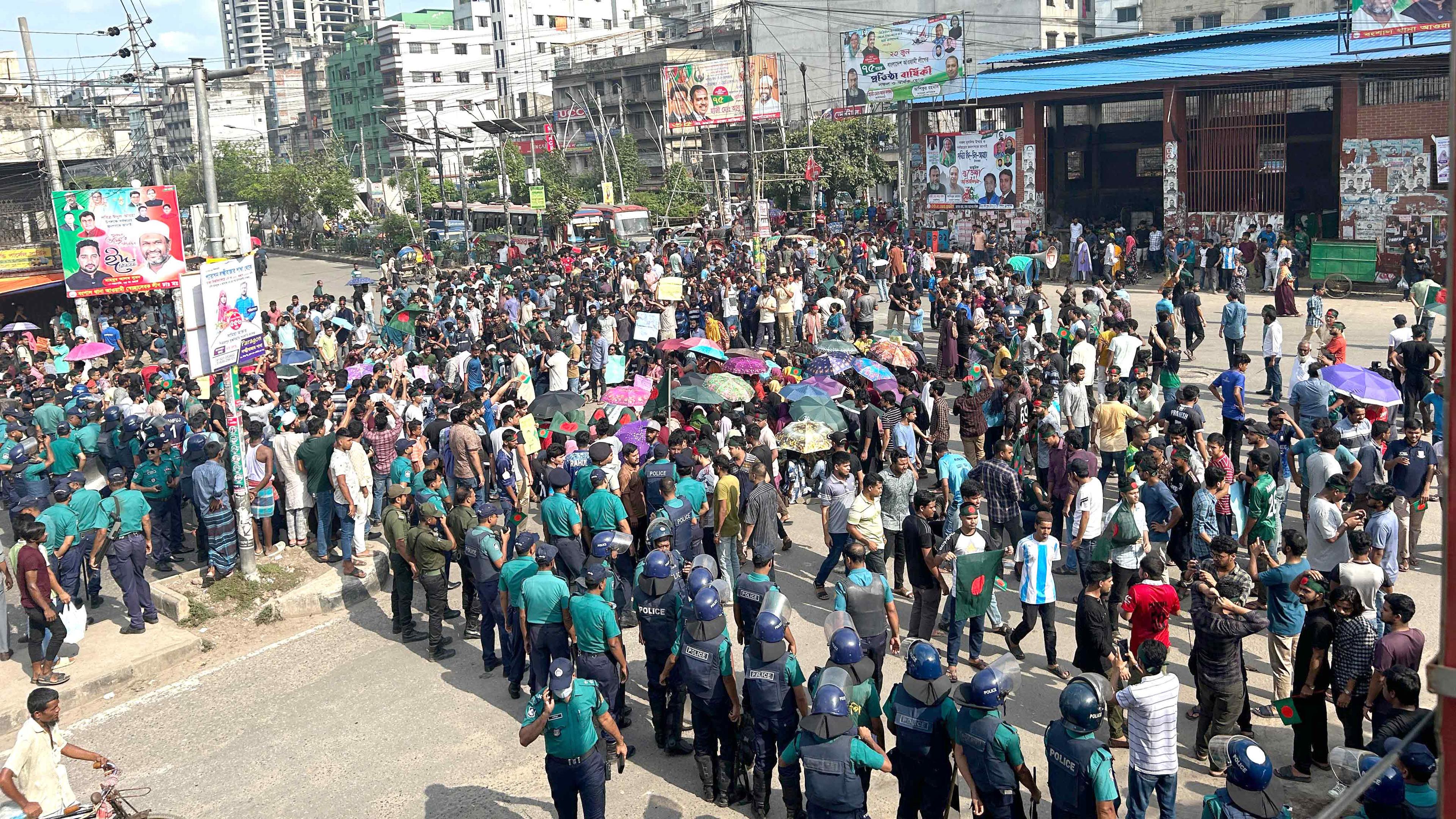 কোটাবিরোধী আন্দোলন: পুলিশের বাধার মুখে তাঁতীবাজারে জবি শিক্ষার্থীদের অবস্থান