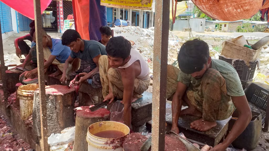 অন্যের মাছ কেটে চলে তাঁদের জীবিকা