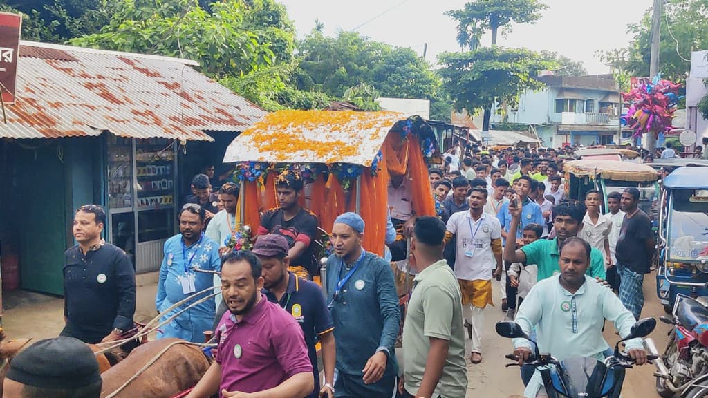 ঘোড়ার গাড়িতে করে বিদায় নিলেন একই প্রতিষ্ঠানের তিন শিক্ষক