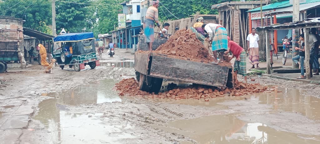 অপরিকল্পিত নালার কারণে সড়কে পানি