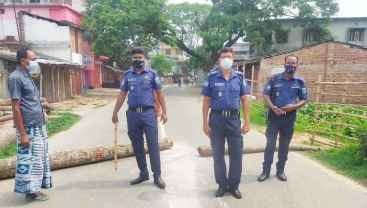 নিয়ামতপুরে বিশেষ লকডাউনের প্রথম দিনে লোকশূন্য সড়ক ও বাজার