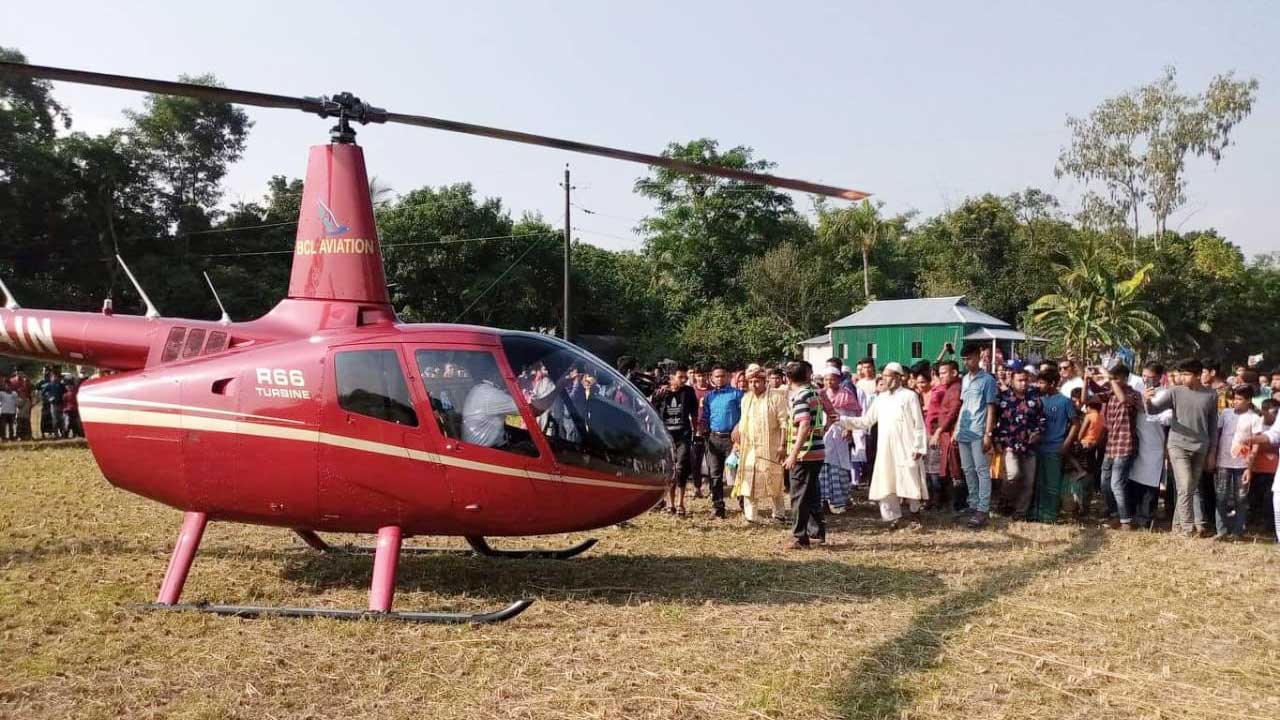 ‘ছোটবেলার’ স্বপ্ন পূরণে হেলিকপ্টারে চড়ে বিয়ে 