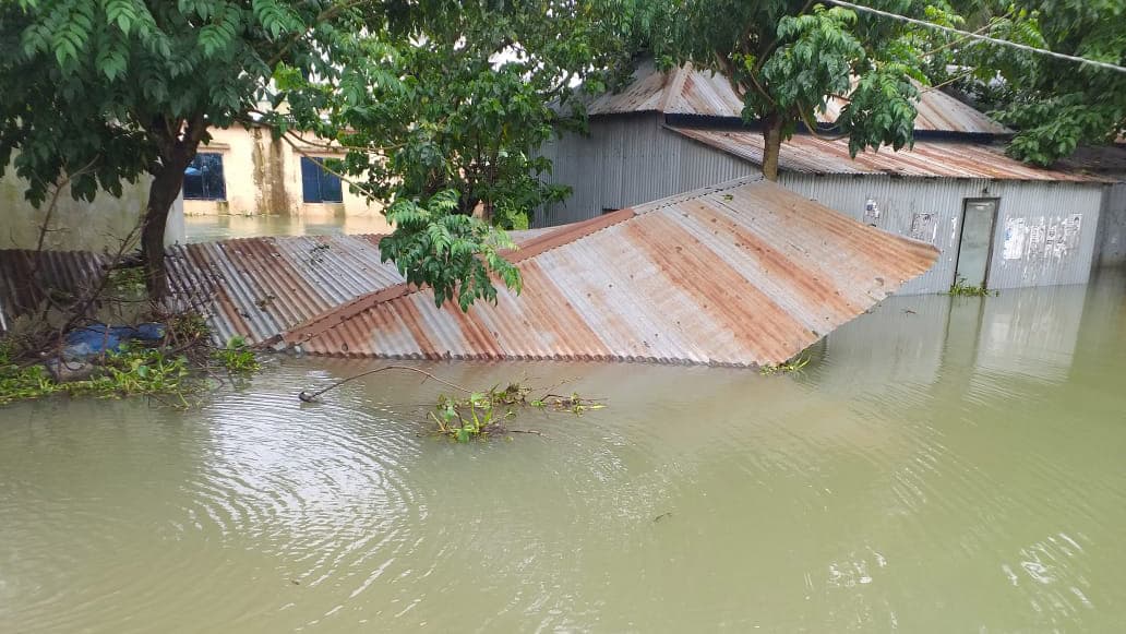 ত্রাণের জন্য বন্যার্ত মানুষের হাহাকার