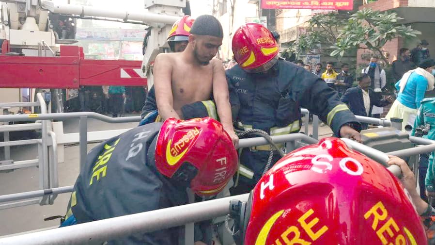 আ.লীগের কেন্দ্রীয় কার্যালয়ে আটকা পড়া যুবক উদ্ধার