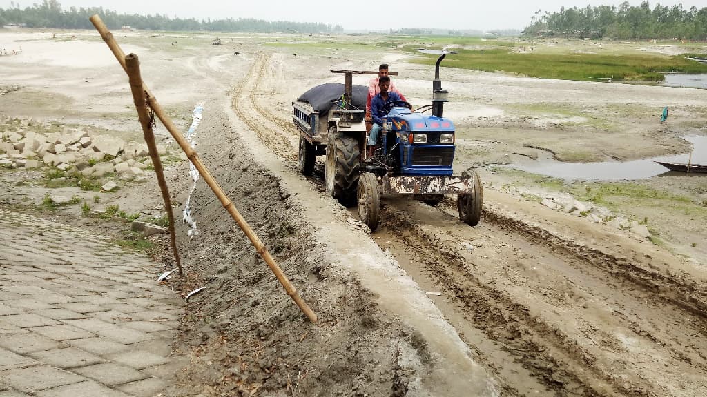 ‘সব ম্যানেজ করে ব্রহ্মপুত্র নদ থেকে বালু তোলা হচ্ছে’ 