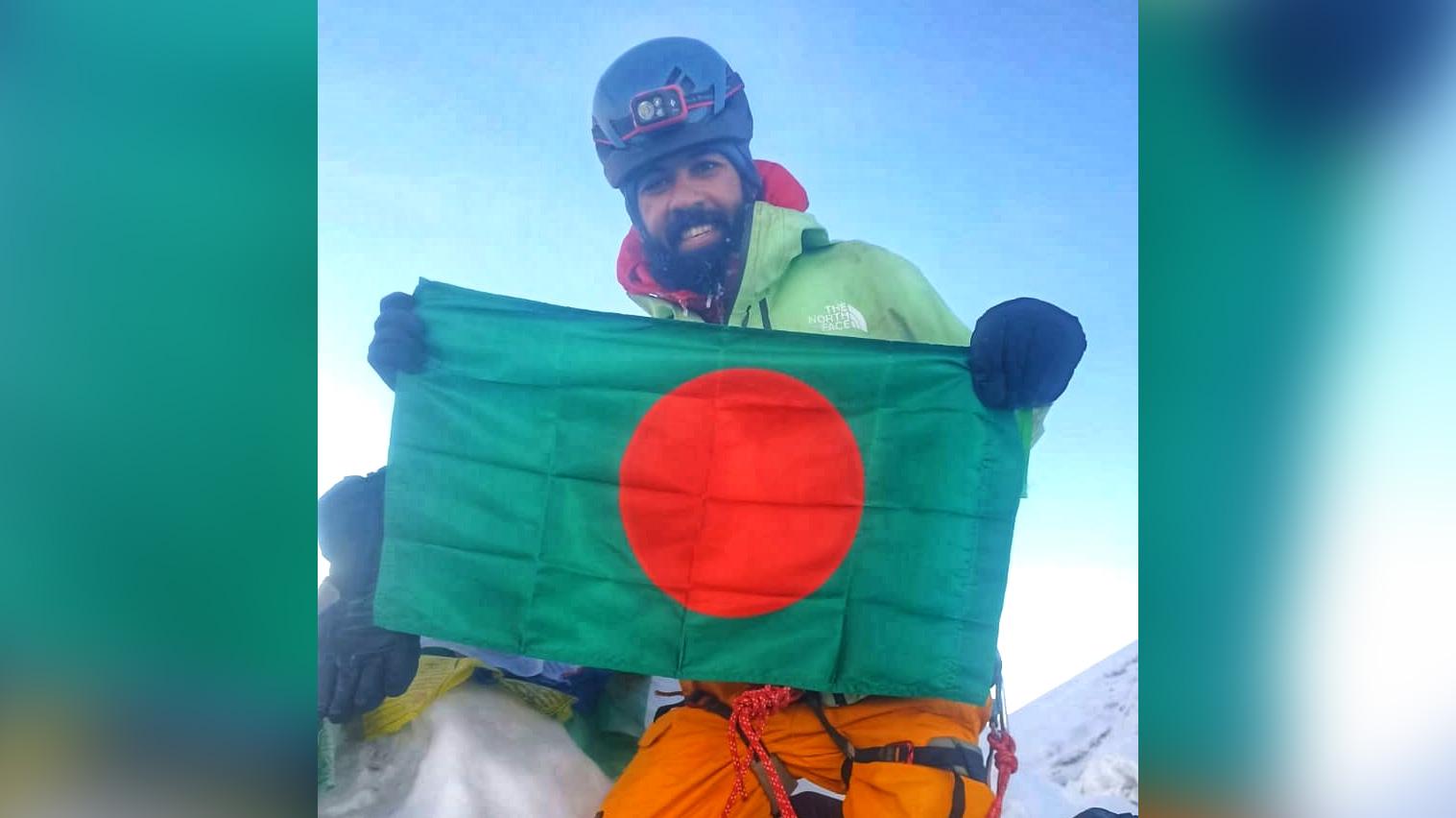 এভারেস্ট চূড়ায় লাল-সবুজ পতাকা ওড়ালেন আরেক বাংলাদেশি 