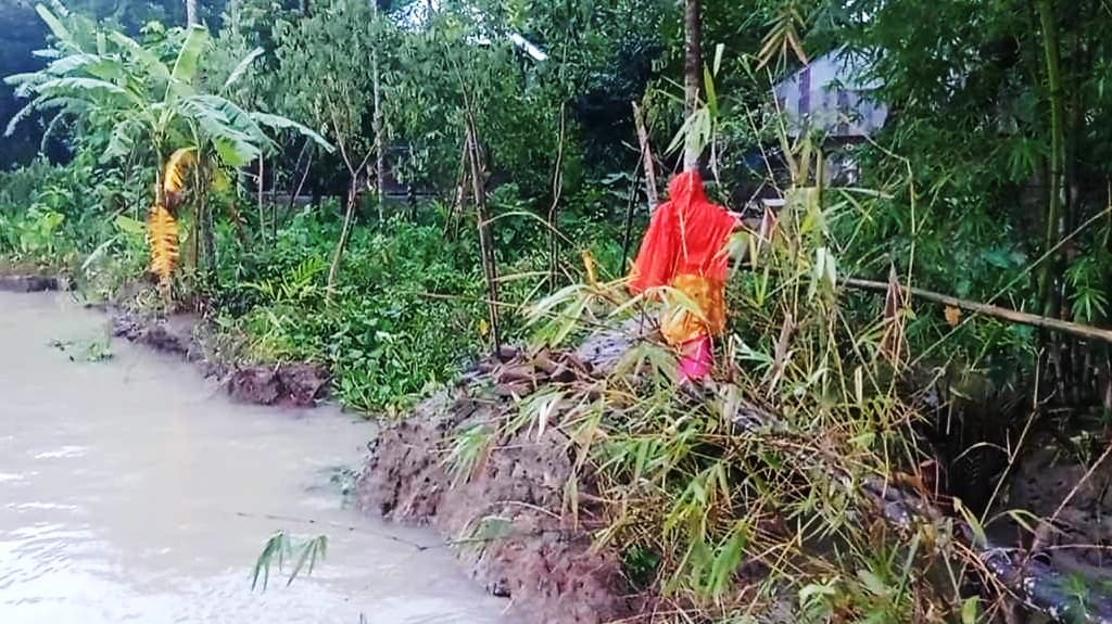 ‘মায়ের কবরটার অস্তিত্বও নেই, ঘর থেকে আর মাত্র ৫ হাত দূরে নদী’