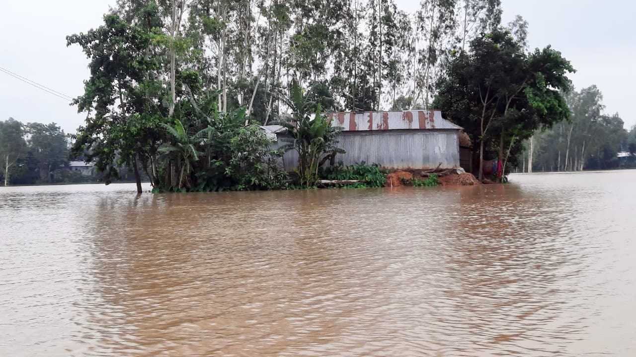 ঢলের পানিতে ফুঁসছে ব্রহ্মপুত্র রৌমারিতে পানিবন্দী মানুষ