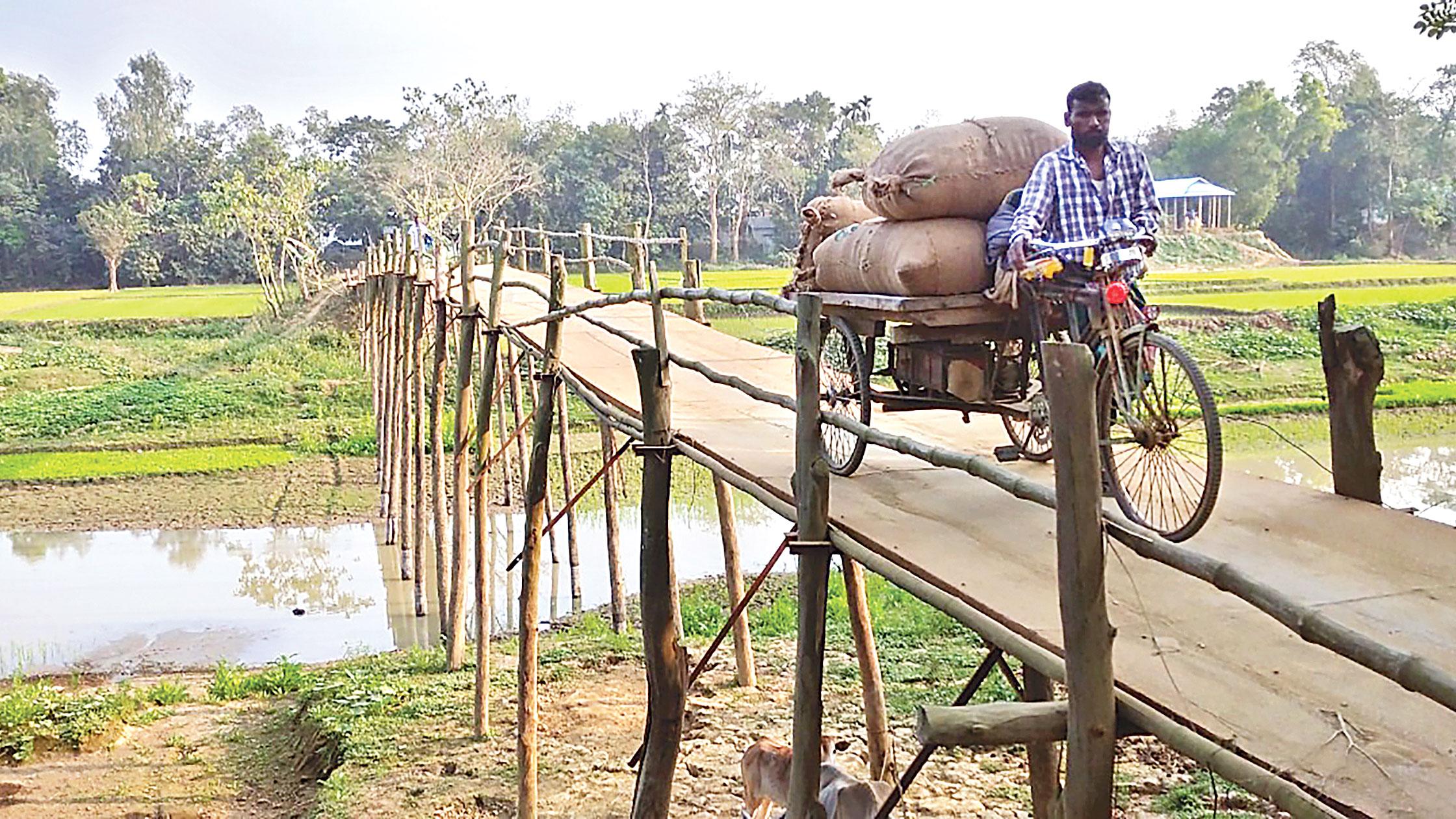 ঝুঁকিপূর্ণ সাঁকো দিয়ে ১৫ গ্রামের মানুষের চলাচল