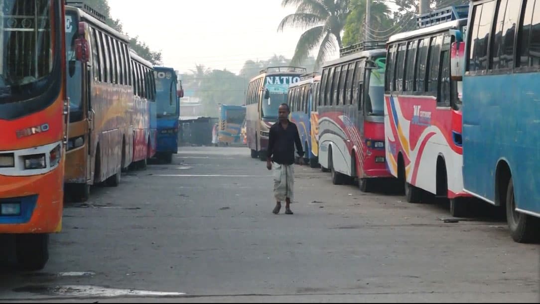 বাড়তি ভাড়ায় বাস চলাচল