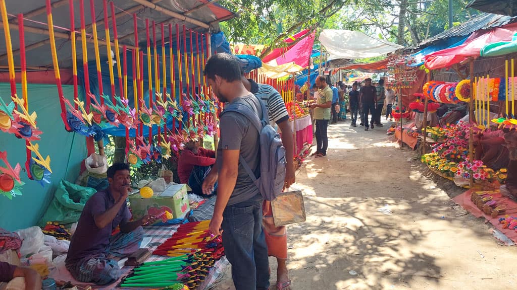 জমে উঠেছে শতবর্ষী ঘোড়াদহ মেলা