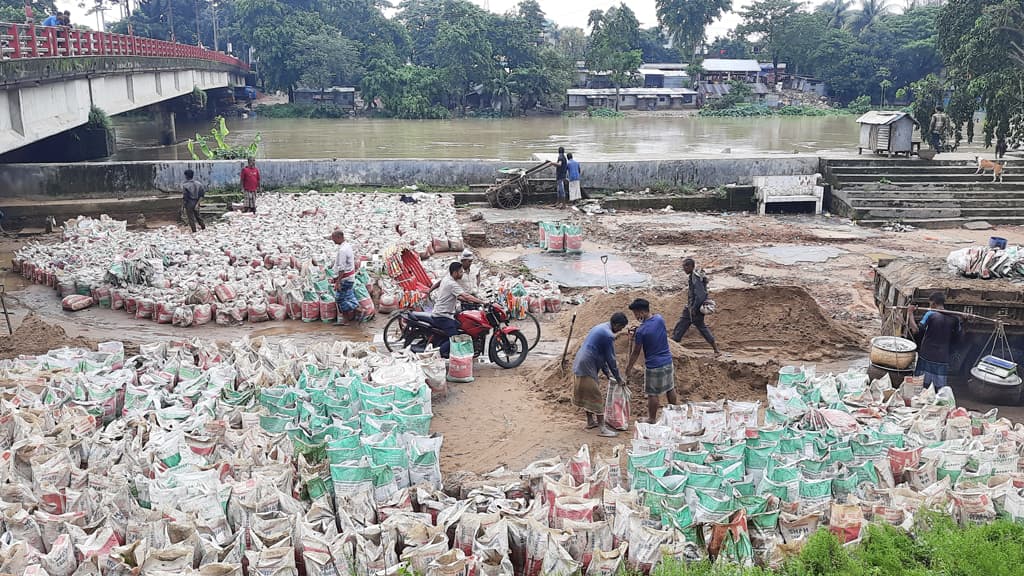 পানিবন্দী তিন লাখ মানুষ   শহর রক্ষায় নানা উদ্যোগ