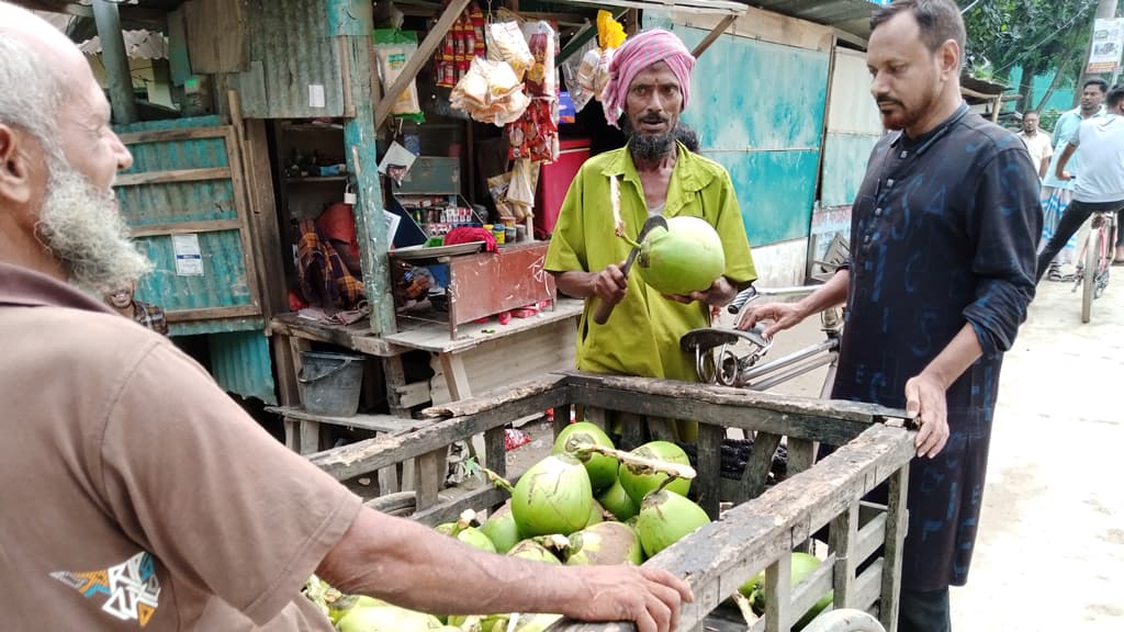 গরমে ডাবের পানিতে স্বস্তি, দামে অস্বস্তি