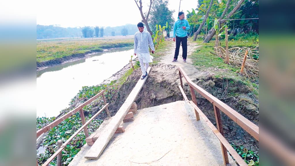 সেতুতে তক্তা বসিয়ে চলাচল