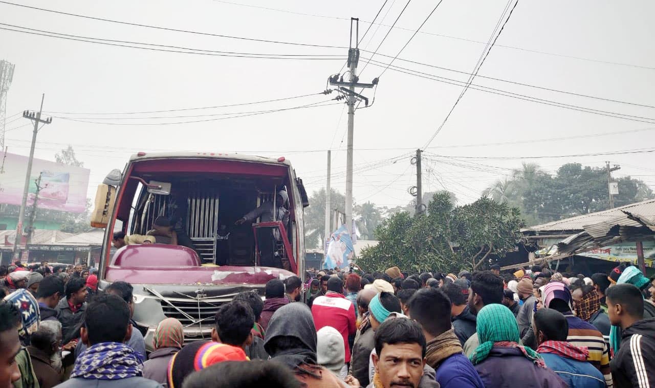 অটোরিকশা ও দাঁড়িয়ে থাকা ব্যক্তিদের চাপা দিল বাস, নিহত ২ 