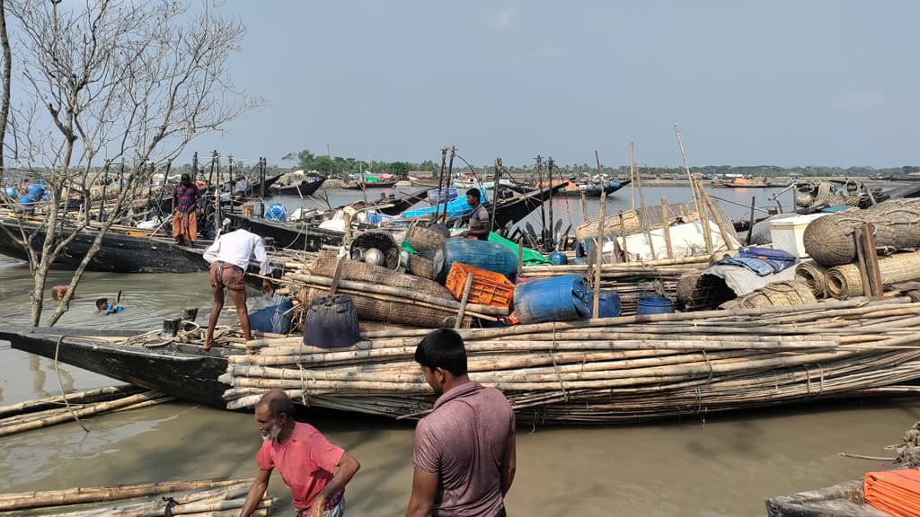 মাছ ধরায় নিষেধাজ্ঞা উঠছে মধ্যরাতে, জেলেদের প্রস্তুতি শেষ