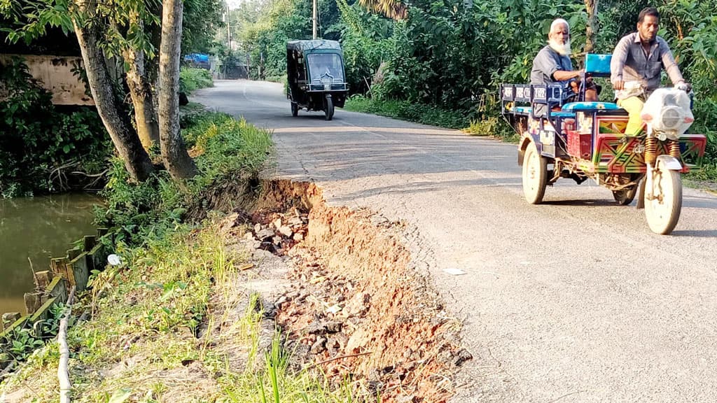 সড়কের ২৫ মিটার ধসে পুকুরে, জানে  না কর্তৃপক্ষ