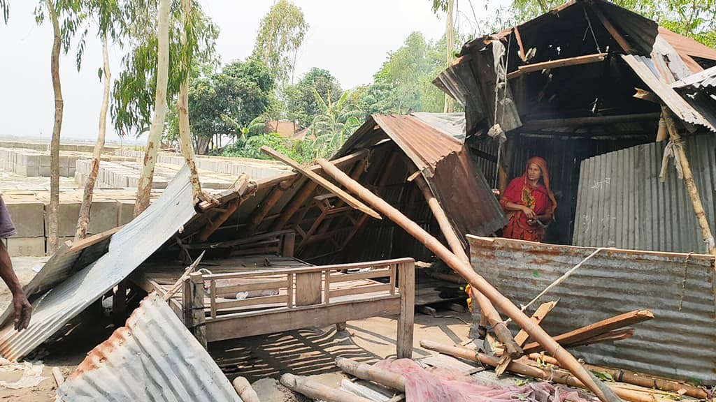 আদিতমারীতে ঝড়ে অর্ধশতাধিক ঘরবাড়ি লন্ডভন্ড