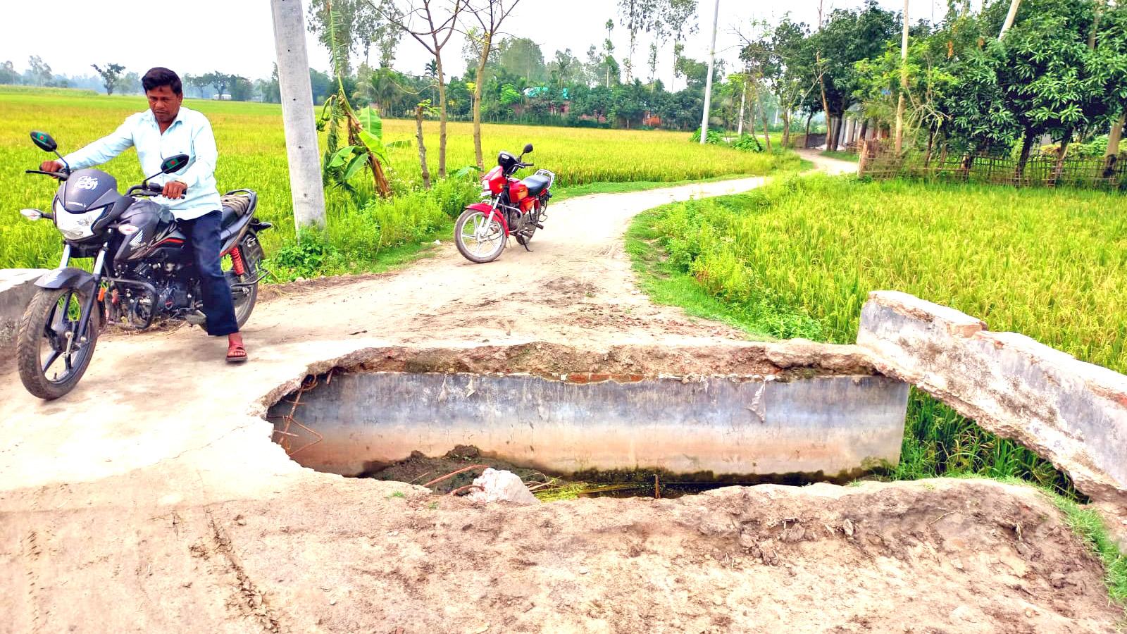 তারাগঞ্জে ভাঙা কালভার্টে দুর্ভোগে সাত গ্রামের মানুষ