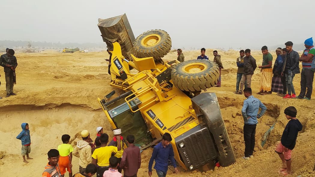 ট্রাকে বালু তোলার সময় দুর্ঘটনা, নিহত ১