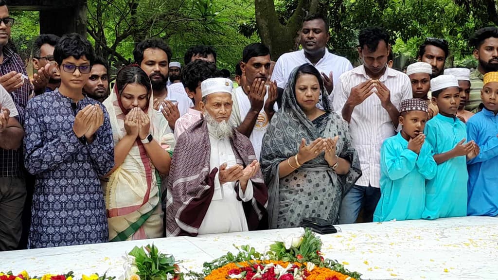 গাজীপুরের নুহাশপল্লীতে শ্রদ্ধা-ভালোবাসায় হ‌ুমায়ূন আহমেদকে স্মরণ