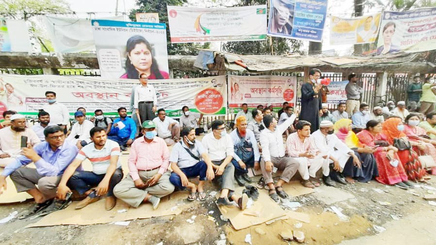 শতভাগ উৎসব ভাতার দাবিতে প্রেস ক্লাবে শিক্ষকদের অবস্থান