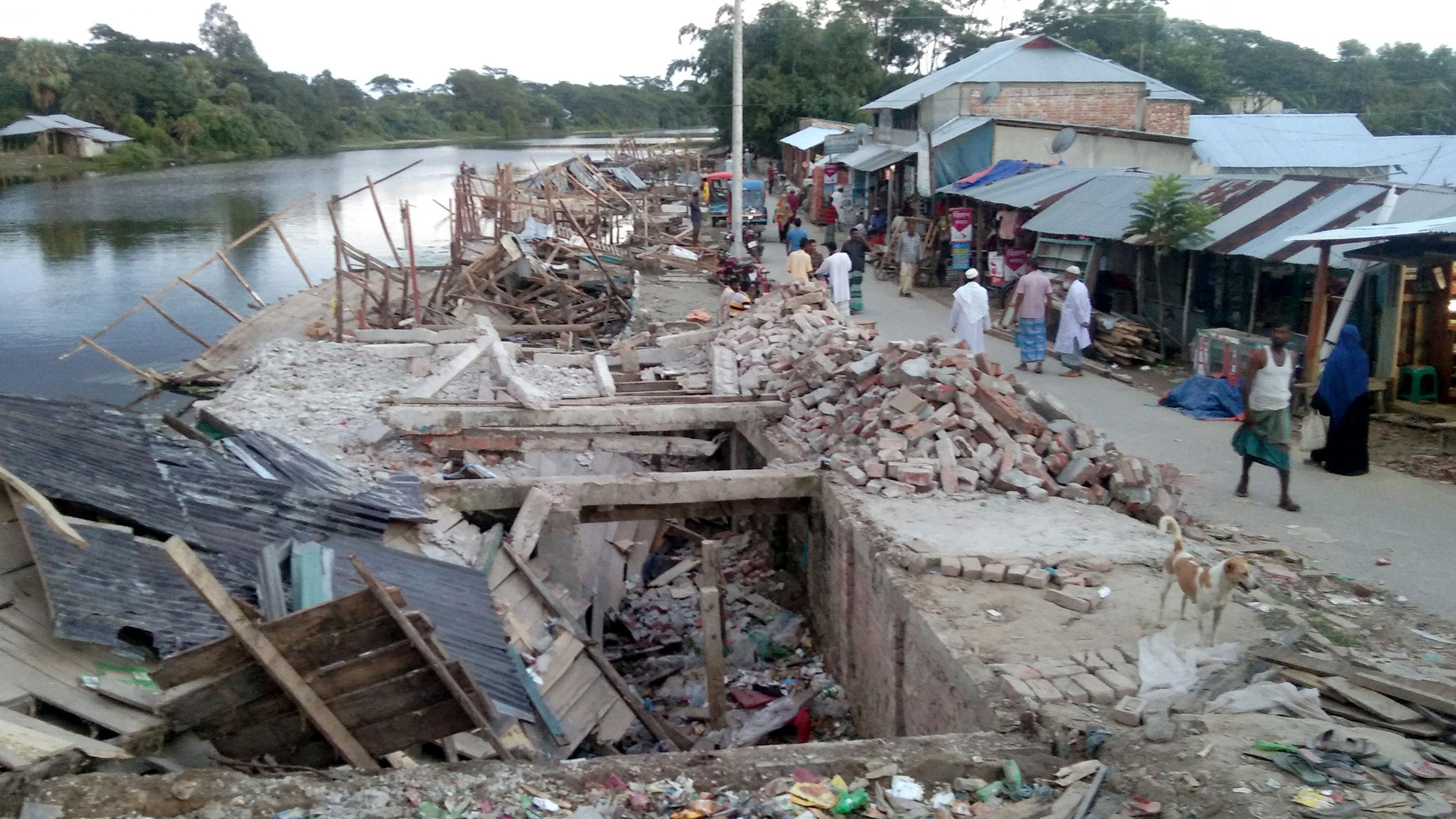 বরগুনায় অবৈধ স্থাপনা উচ্ছেদে নিঃস্ব ১২৩ ব্যবসায়ী