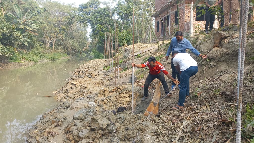 ভেদরগঞ্জে সরকারি খাল থেকে অবৈধ স্থাপনা উচ্ছেদ