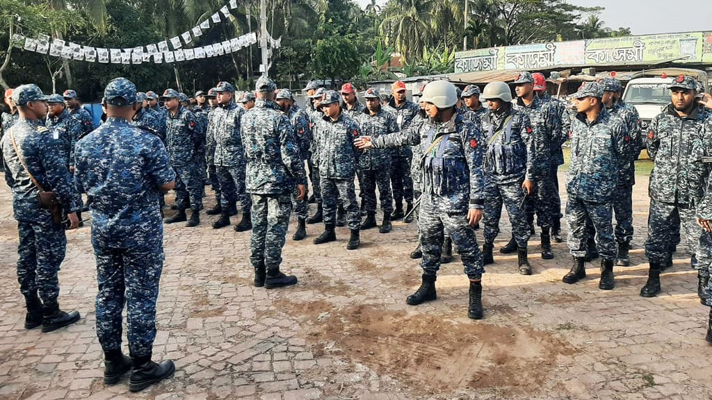 বরগুনায় পৌঁছাল নৌবাহিনীর পাঁচ শতাধিক সদস্য