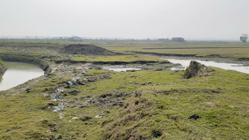 ডুবন্ত বাঁধে এখনও পড়েনি মাটি, চিন্তিত কৃষক